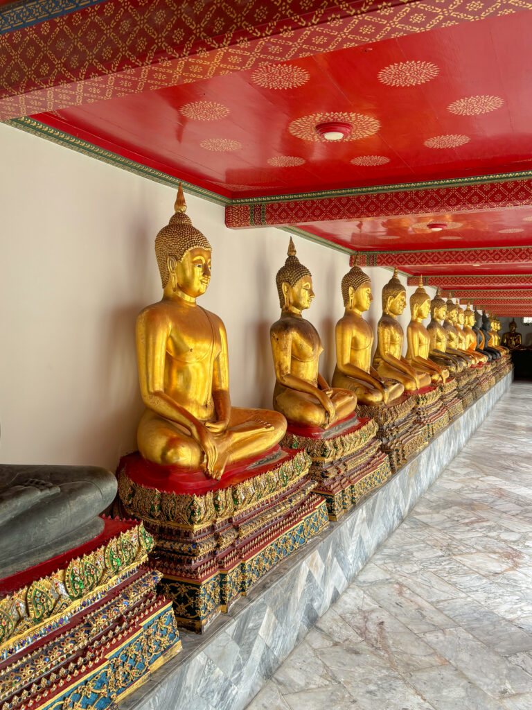 I piccoli Buddha d'oro del Wat Pho