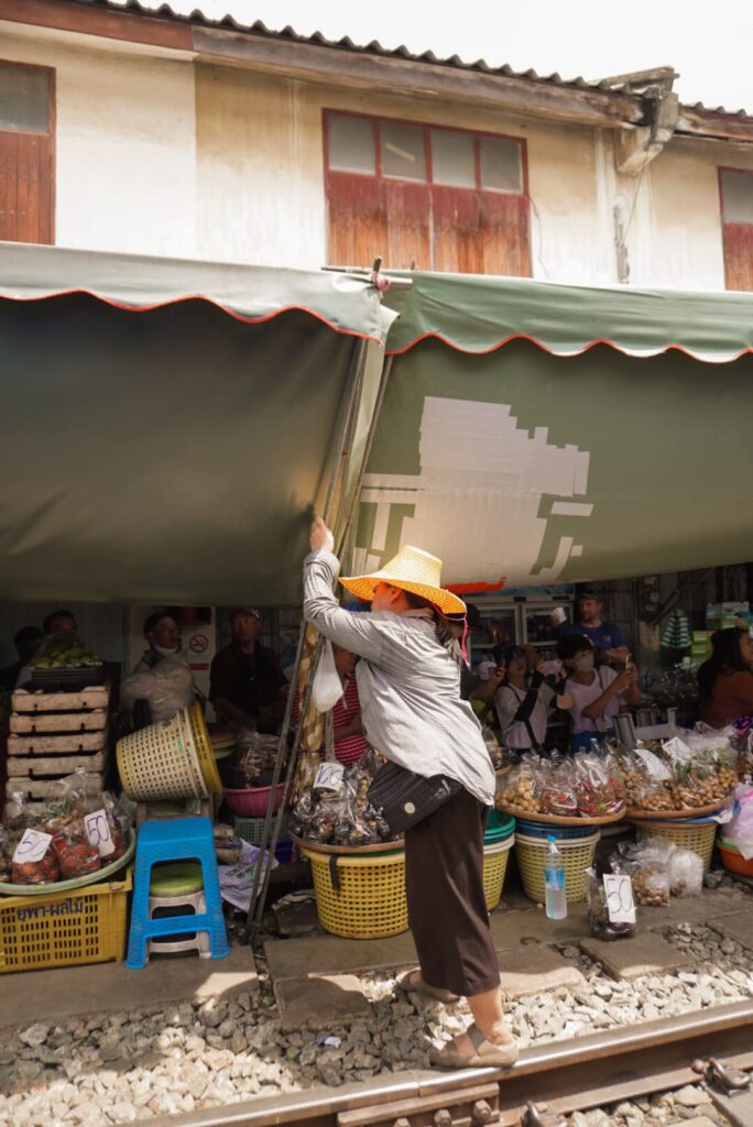 Maeklong Railway Market)