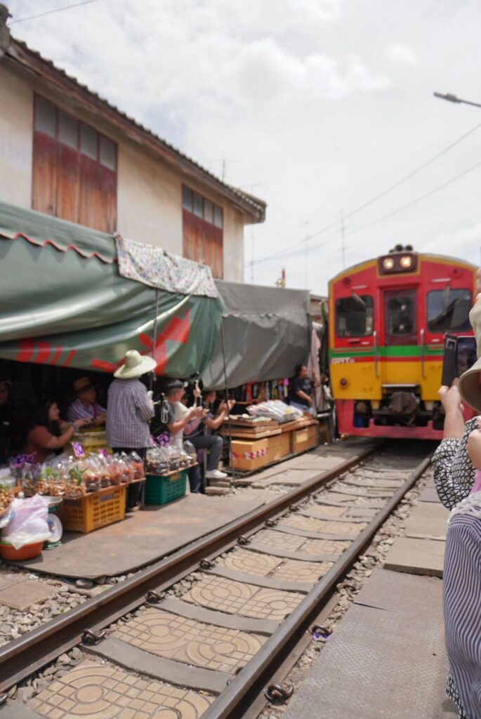 Maeklong Railway Market)