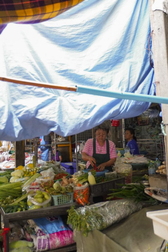 Maeklong Railway Market)