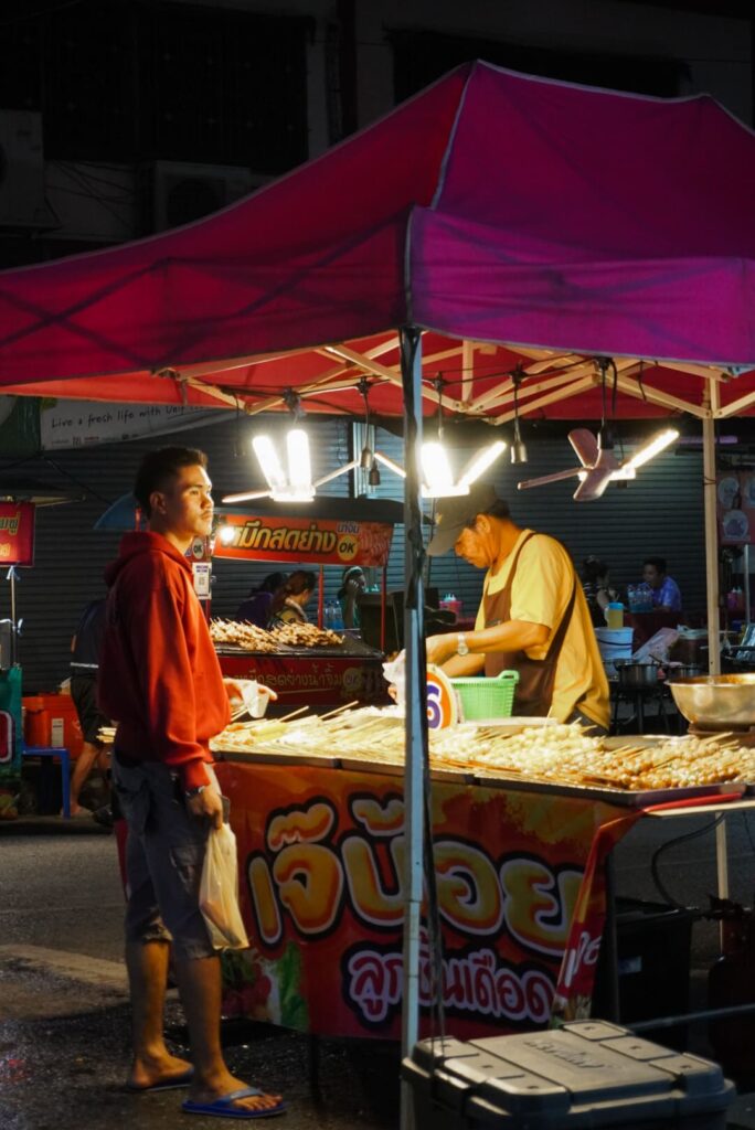 mini guida per visitare Kanchanaburi: il Night Market